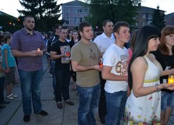 Студенти Уманського НУС разом із молоддю міста взяли участь у святковій свічковій ході, яка завершилася покладанням запалених лампадок до підніжжя Обеліска Слави